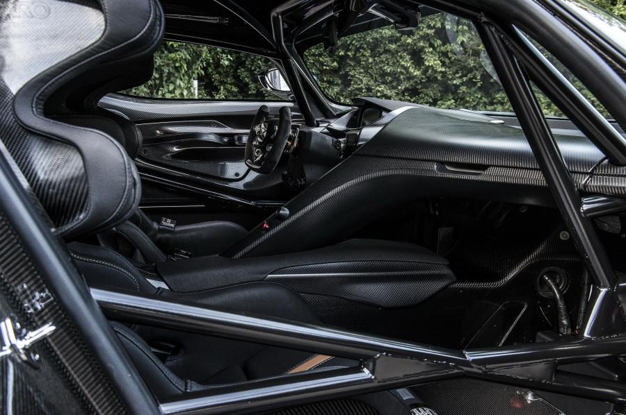 Интерьер Aston Martin Vulcan 2016 года  (фото 28 из 38)